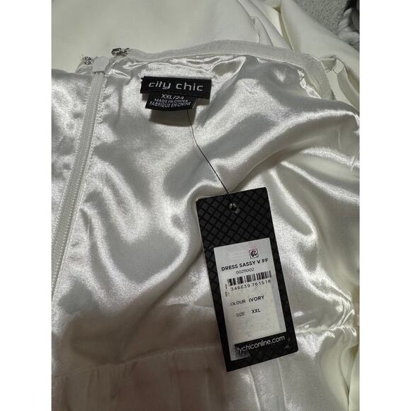 City Chic Sassy Dress V Neck Spaghetti Strap Tulip Hem Off White 2xl 24 NWT - Picture 3 of 5
